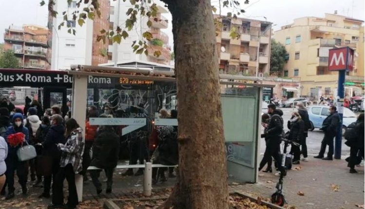 A Roma Uomo Si Distende Sui Binari Metro B Stop Treni Tra Castro