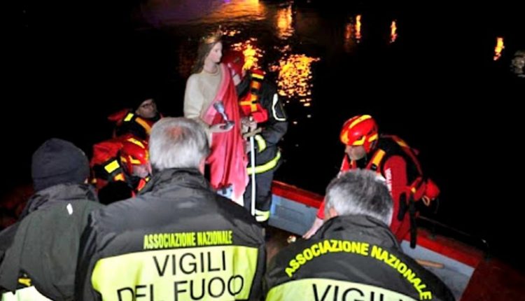 Suggestiva Processione A Rieti I Vigili Del Fuoco Scortano La Statua