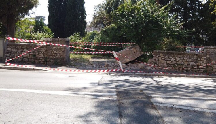 Paura A Tivoli Auto Sbanda E Finisce Contro Il Muro Dei Giardini