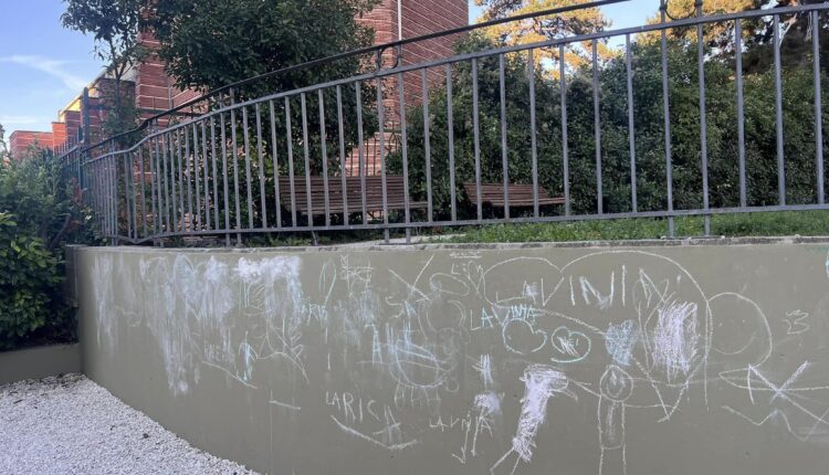 Muri Imbrattati Ai Giardini Pubblici Di Carsoli Il Sindaco Serve