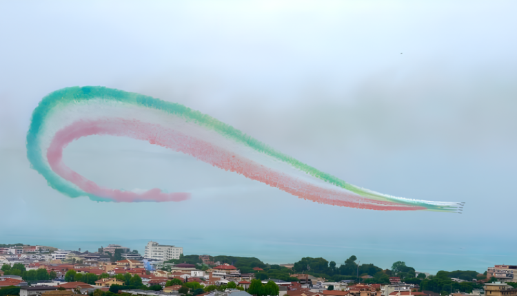 Le Frecce Tricolori Colorano Il Cielo Nel Mare Dabruzzo Confinelive