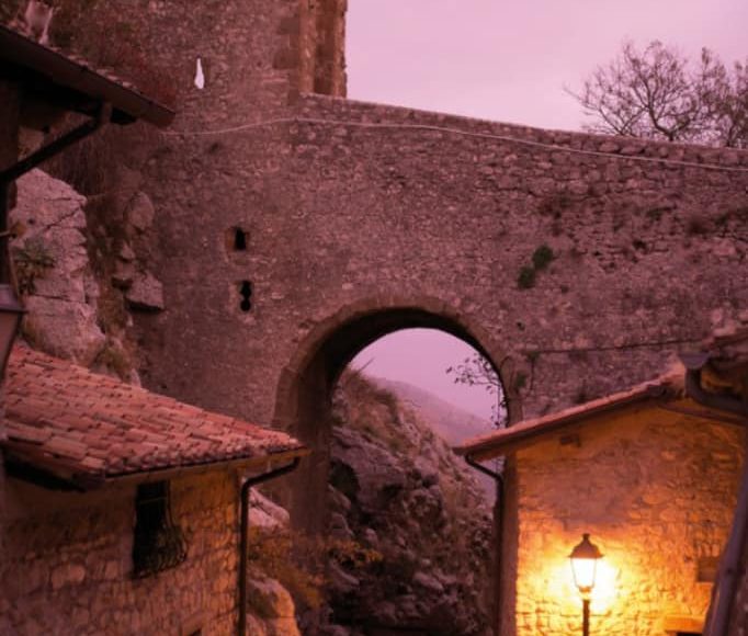 castel san pietro romano scorcio al tramonto