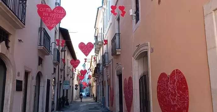 Verso San Valentino Il Centro Dell Aquila Si Tinge Di Cuori Rossi   Cuori Rossi Laquila 2024 San Valentino 