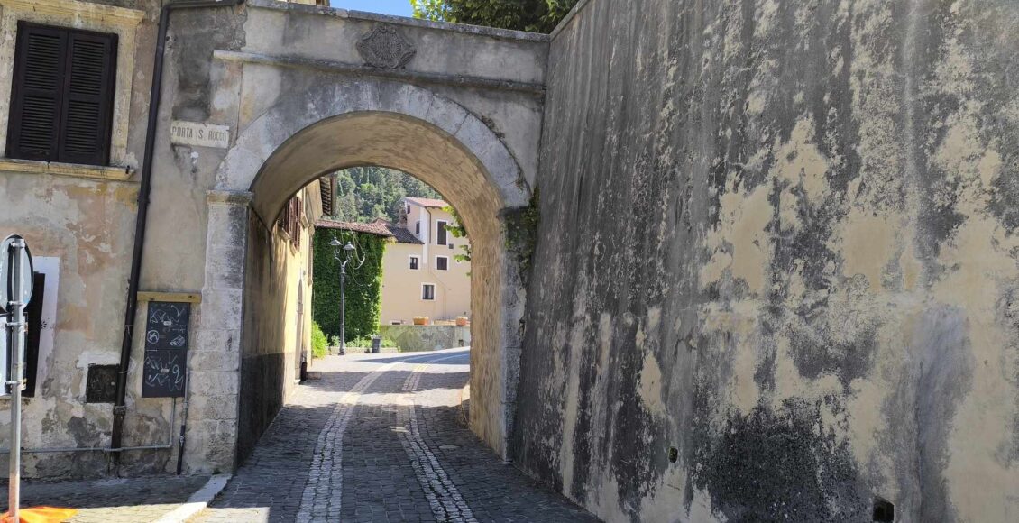 porta san rocco tagliacozzo direzione palazzo ducale lug 2024